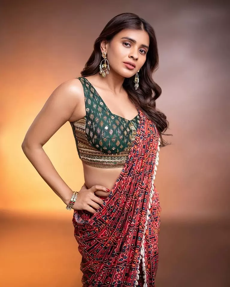 Hebah Patel Turns Heads in Her Stunning Saree Clicks