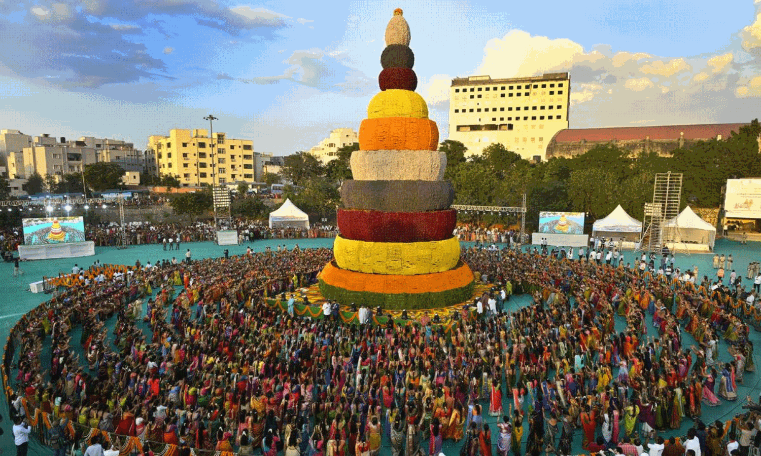 అంబ‌రాన్నంటిన బ‌తుక‌మ్మ సంబ‌రం.. ఈ విశేషాలు తెలుసా?