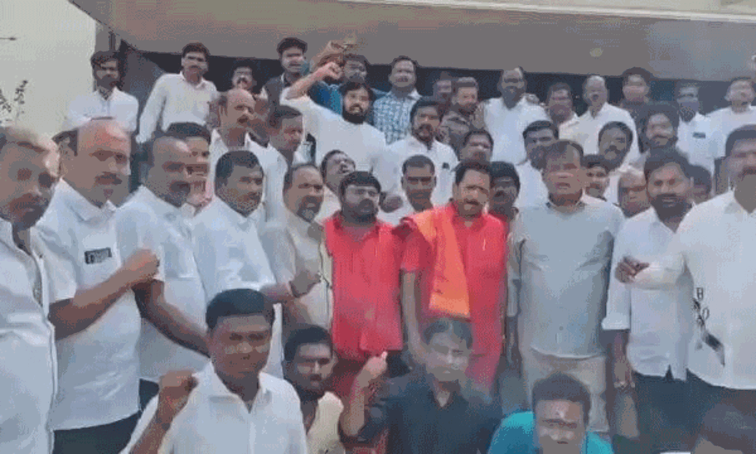 బాలకృష్ణ పై 300 పోలీస్ స్టేషన్లలో చిరు అభిమానుల కేసులా? బాలకృష్ణ పై 300 పోలీస్ స్టేషన్లలో చిరు అభిమానుల కేసులా?