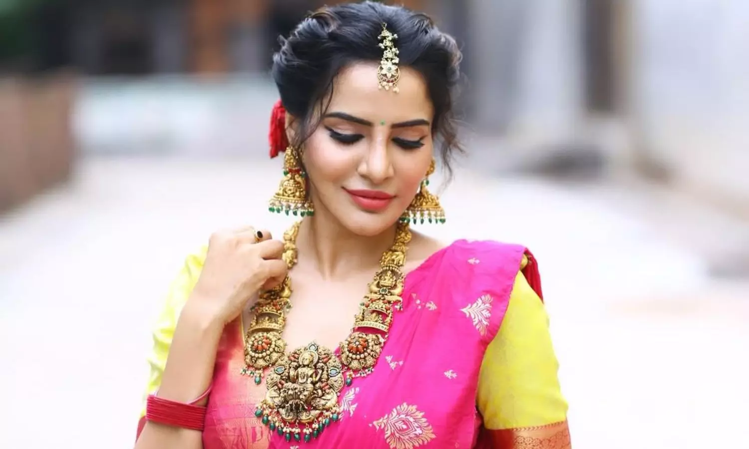 పుత్తడిబొమ్మలా అందంగా ముస్తాబైన ఆషురెడ్డి.. ఫోటోలు వైరల్!