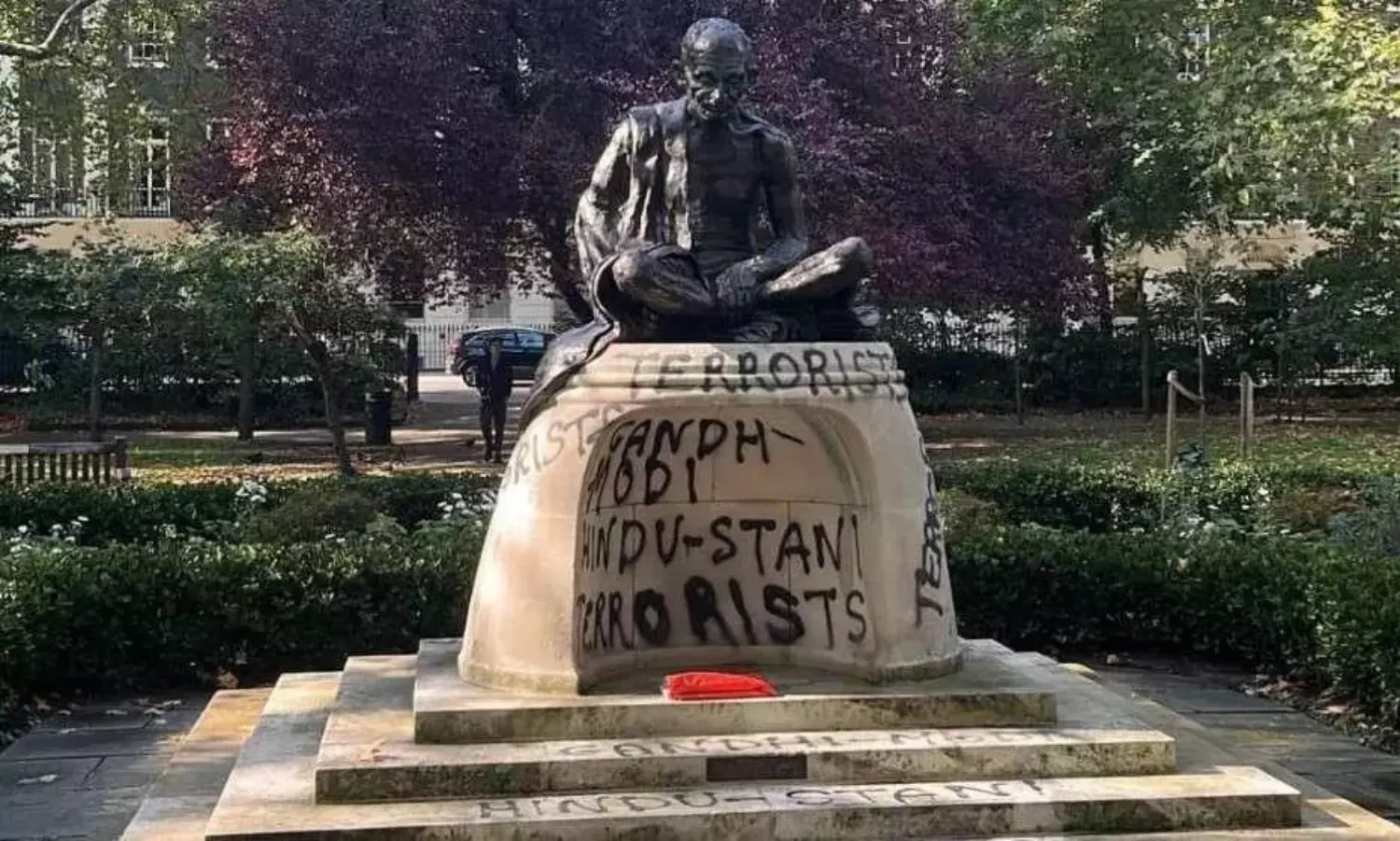 జయంతి ముందే ఘోరం.. లండన్ లో మహాత్ముడికి తీవ్ర అవమానం..