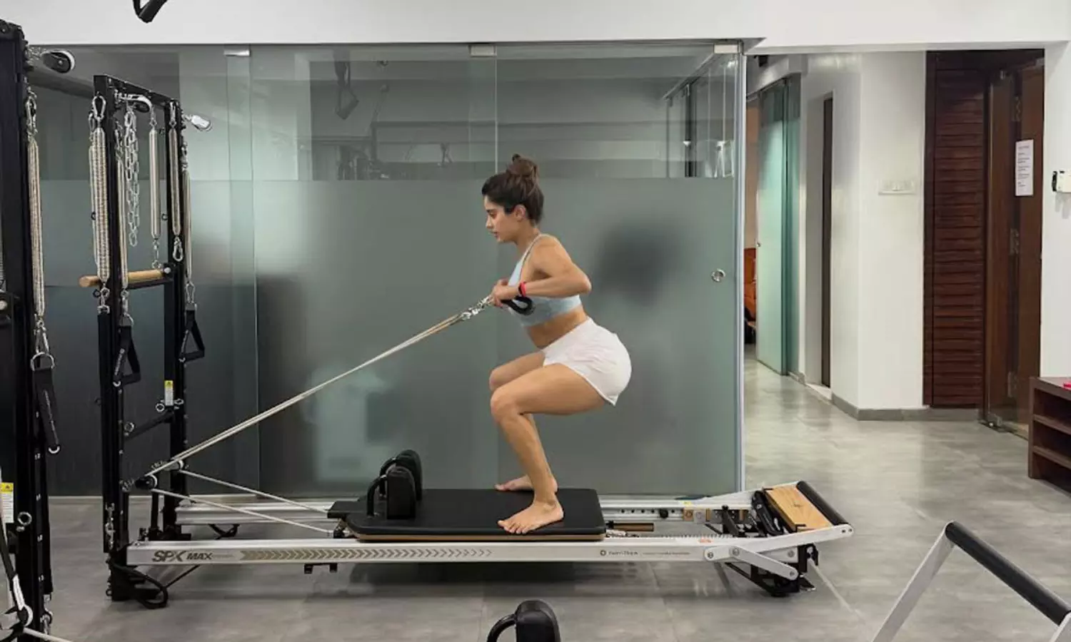 జిమ్ లో తెగ కష్టపడిపోతున్న జాన్వీ కపూర్.. ఆ ఫోజ్ చూశారా? జిమ్ లో తెగ కష్టపడిపోతున్న జాన్వీ కపూర్.. ఆ ఫోజ్ చూశారా?