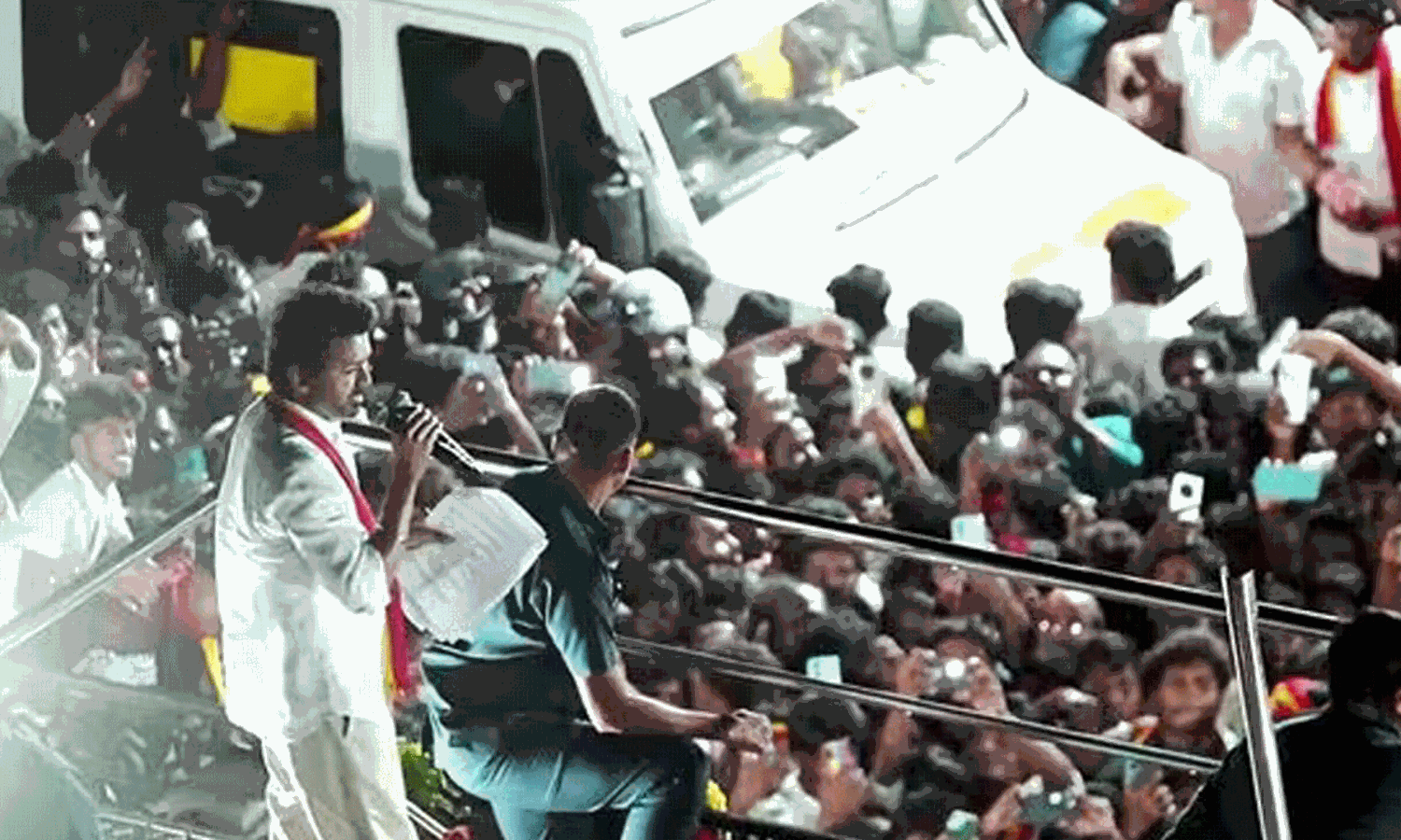 బలం చూపేందుకు అభిమానుల్ని విజయ్ బలిపెట్టారా?