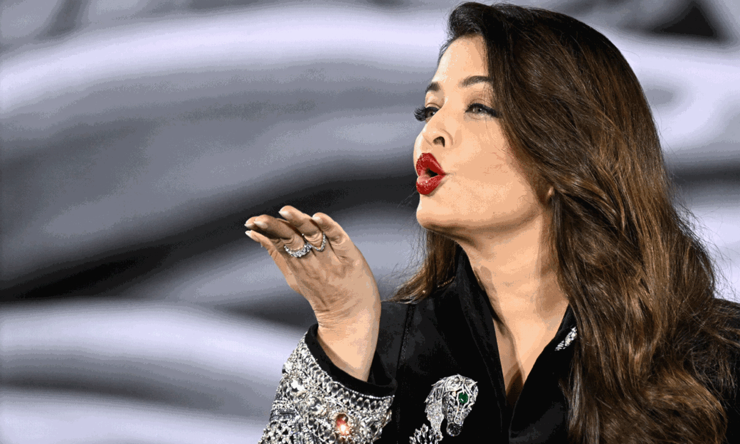 పారిష్ ఫ్యాషన్ వీక్ లో ఐశ్వర్యరాయ్.. డ్రెస్ ప్రత్యేకతలు తెలిస్తే గుండె గుబేల్!