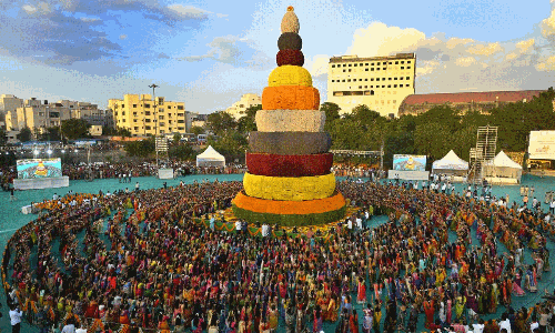 అంబ‌రాన్నంటిన బ‌తుక‌మ్మ సంబ‌రం.. ఈ విశేషాలు తెలుసా?