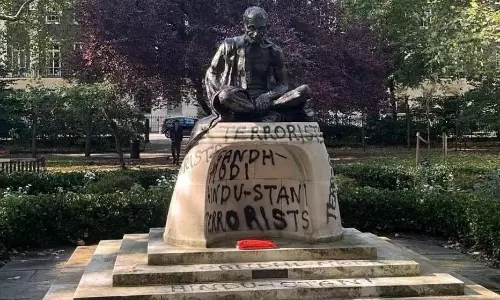 జయంతి ముందే ఘోరం.. లండన్ లో మహాత్ముడికి తీవ్ర అవమానం..