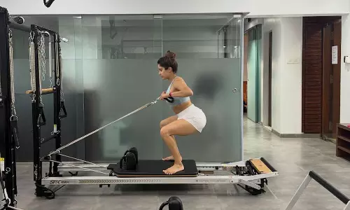 జిమ్ లో తెగ కష్టపడిపోతున్న జాన్వీ కపూర్.. ఆ ఫోజ్ చూశారా?