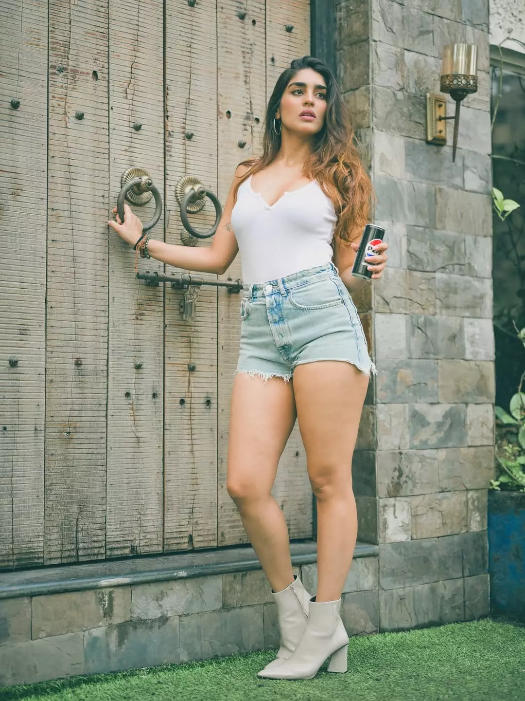 Yukti Thareja Makes Street Style Look Royal Yukti Thareja Makes Street Style Look Royal