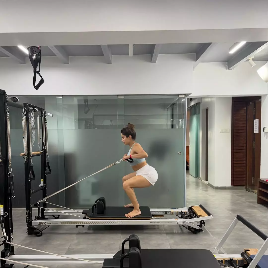 Janhvi Kapoor Pulls Strength, Drops Glam in Gym Janhvi Kapoor Pulls Strength, Drops Glam in Gym