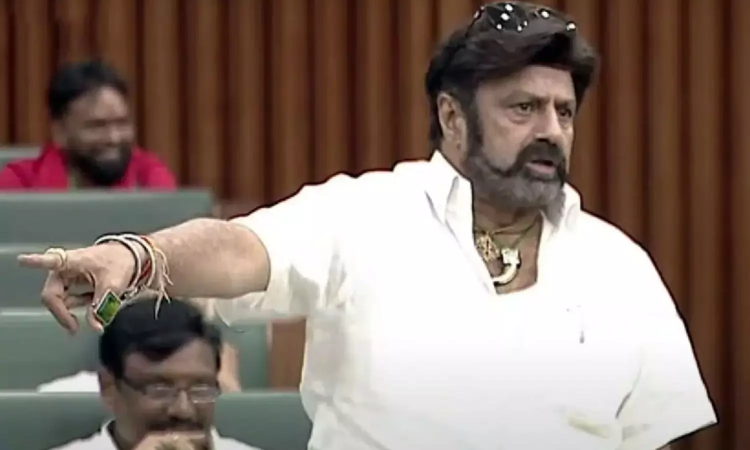 టాలీవుడ్ లో బాలయ్య ఒక్కడూ ఒక సైడ్...మిగిలినవారు  ఒక సైడ్