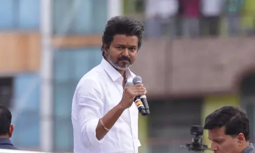 తొక్కిసలాట ఘటన.. టీవీకే అధినేత విజయ్‌  కీలక నిర్ణయం!