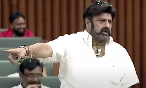 టాలీవుడ్ లో బాలయ్య ఒక్కడూ ఒక సైడ్...మిగిలినవారు  ఒక సైడ్