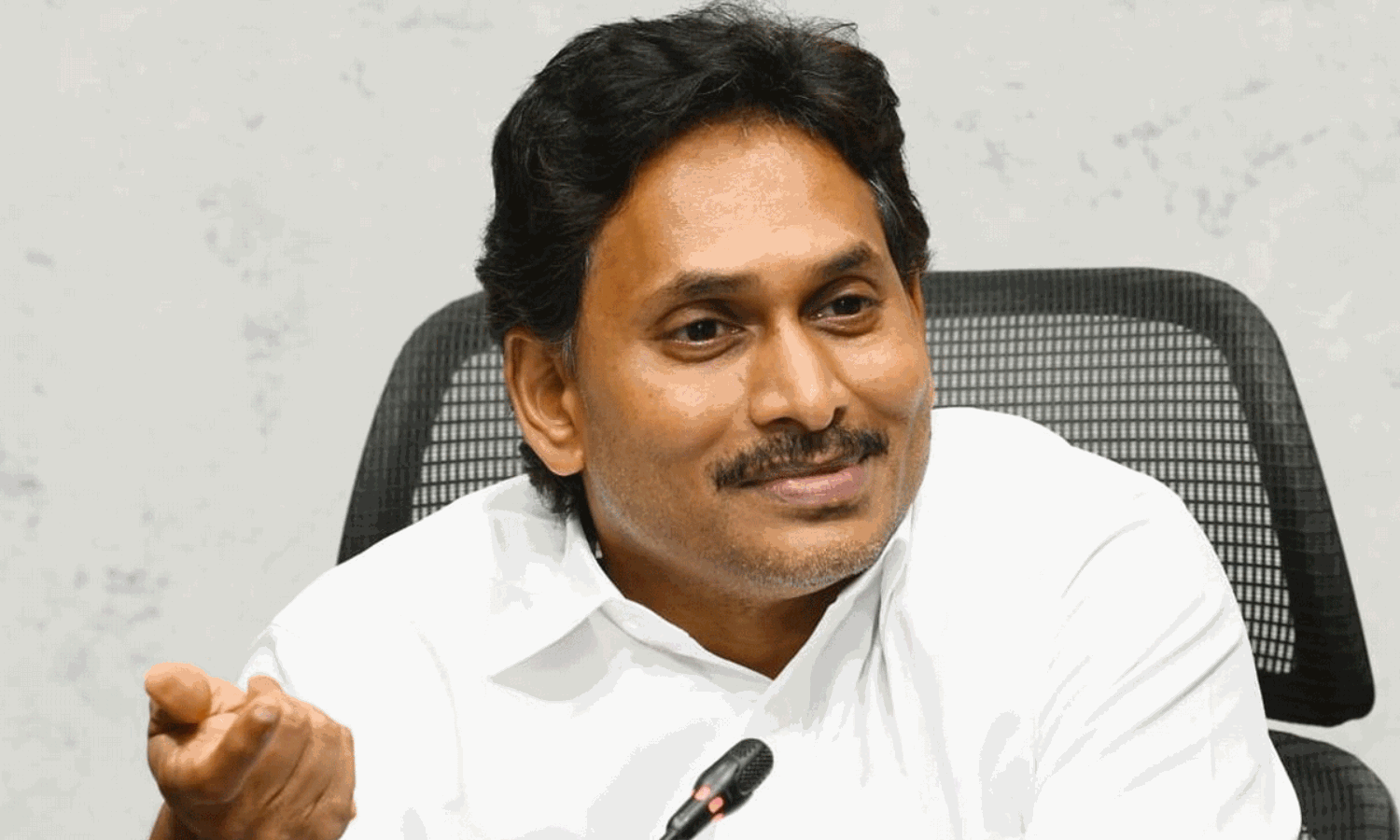 నాటి కాంగ్రెస్ ఆయుధమే నేడు వైసీపీకి వజ్రాయుధమా ?