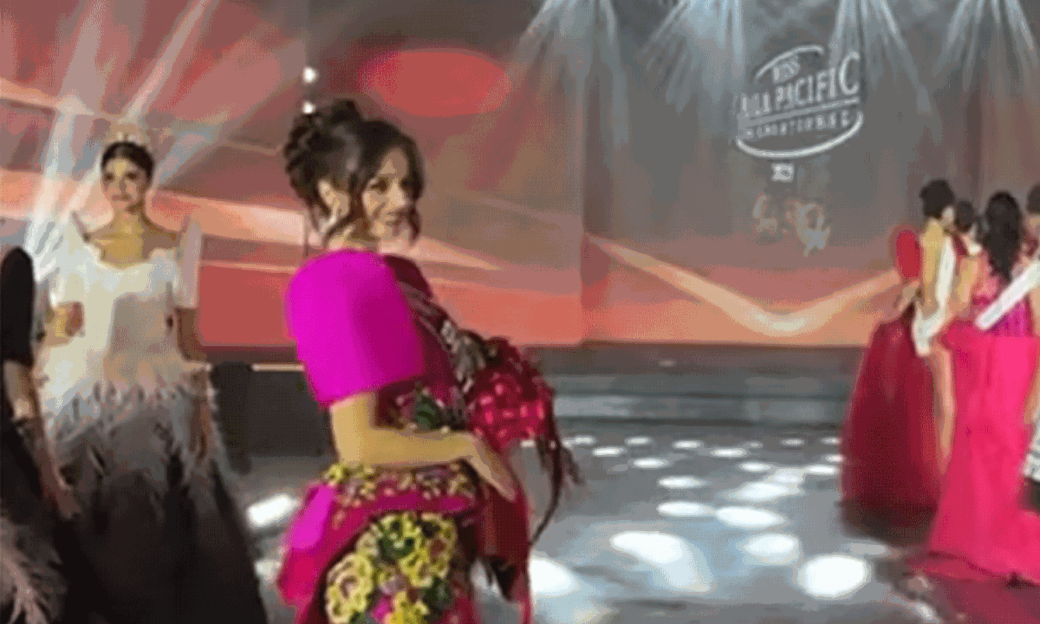 ర్యాంప్  పై అందగత్తెలను వణికించిన భారీ భూకంపం.. వీడియో వైరల్!