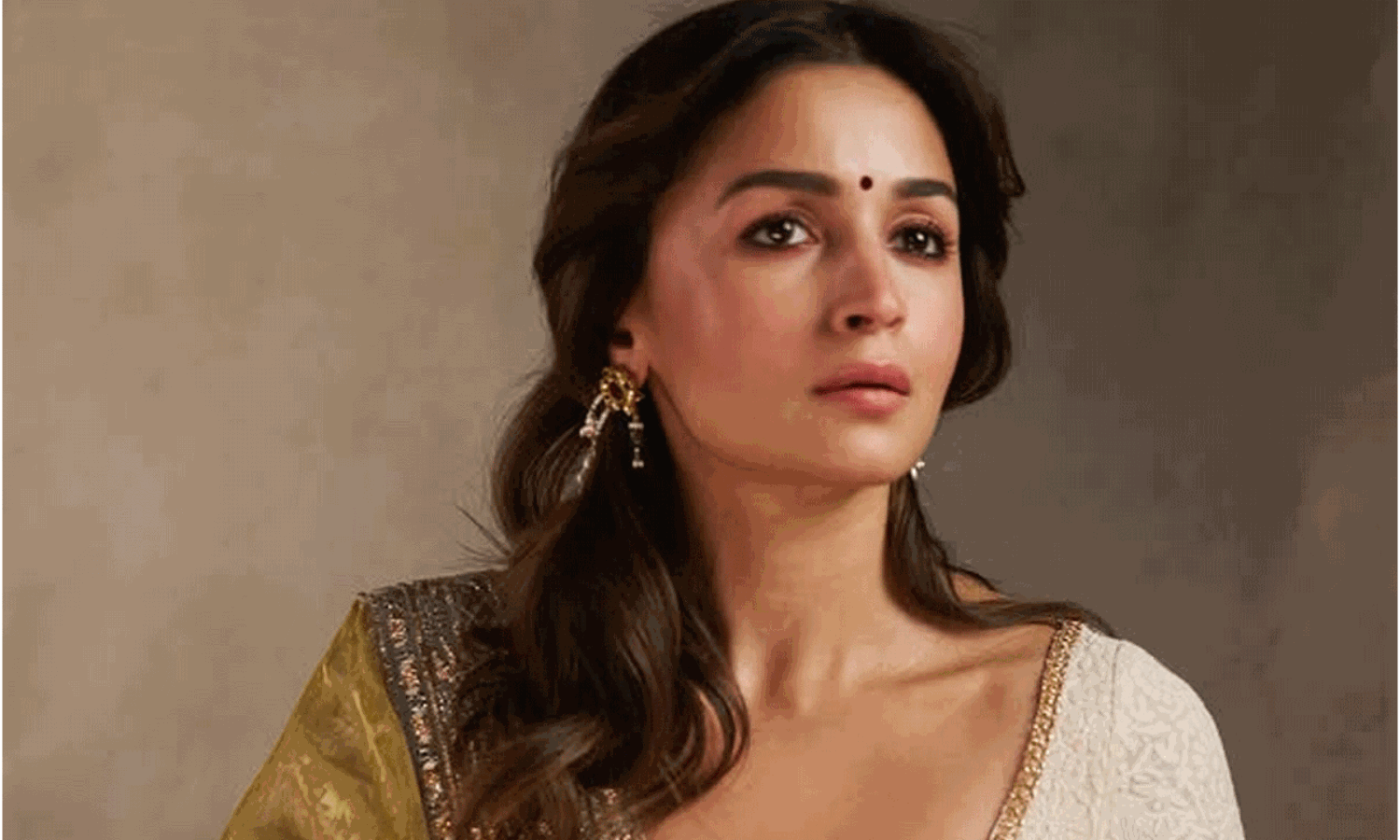 దసరా స్పెషల్.. చీరకట్టులో మరింత అందంగా కనిపిస్తున్న ఆలియా!