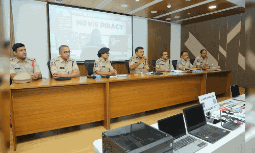 సినిమా పైరసీ.. సినిమాను తలపించేలా