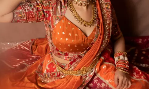 Sreemukhi Radiates Festive Elegance in Stunning Outfit