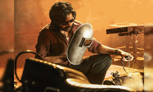 పదేళ్ల క్రితం ప్రభాస్.. ఇప్పుడు పవన్..