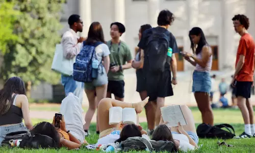 యూఎస్  కాలేజీలకు వైట్  హౌస్  కొత్త రూల్స్... టార్గెట్  విదేశీ విద్యార్థులు!