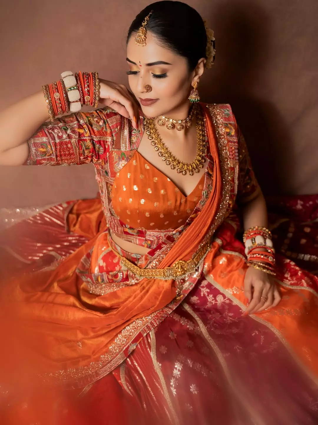 Sreemukhi Radiates Festive Elegance in Stunning Outfit Sreemukhi Radiates Festive Elegance in Stunning Outfit