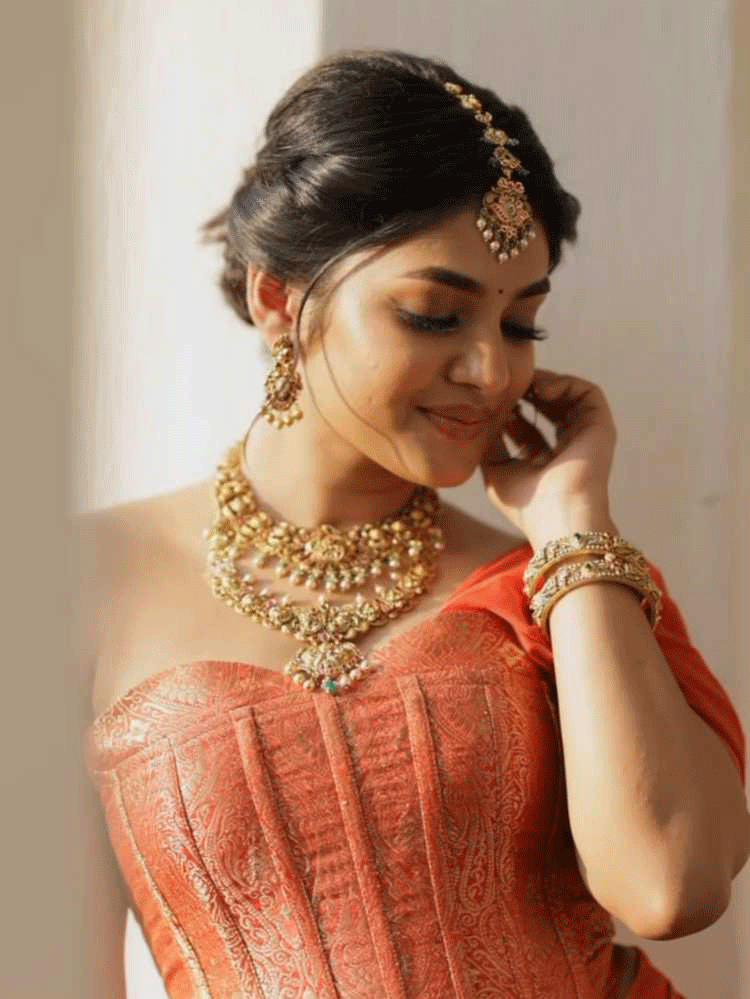 Ivana Looks Elegant in Her Latest Pictures