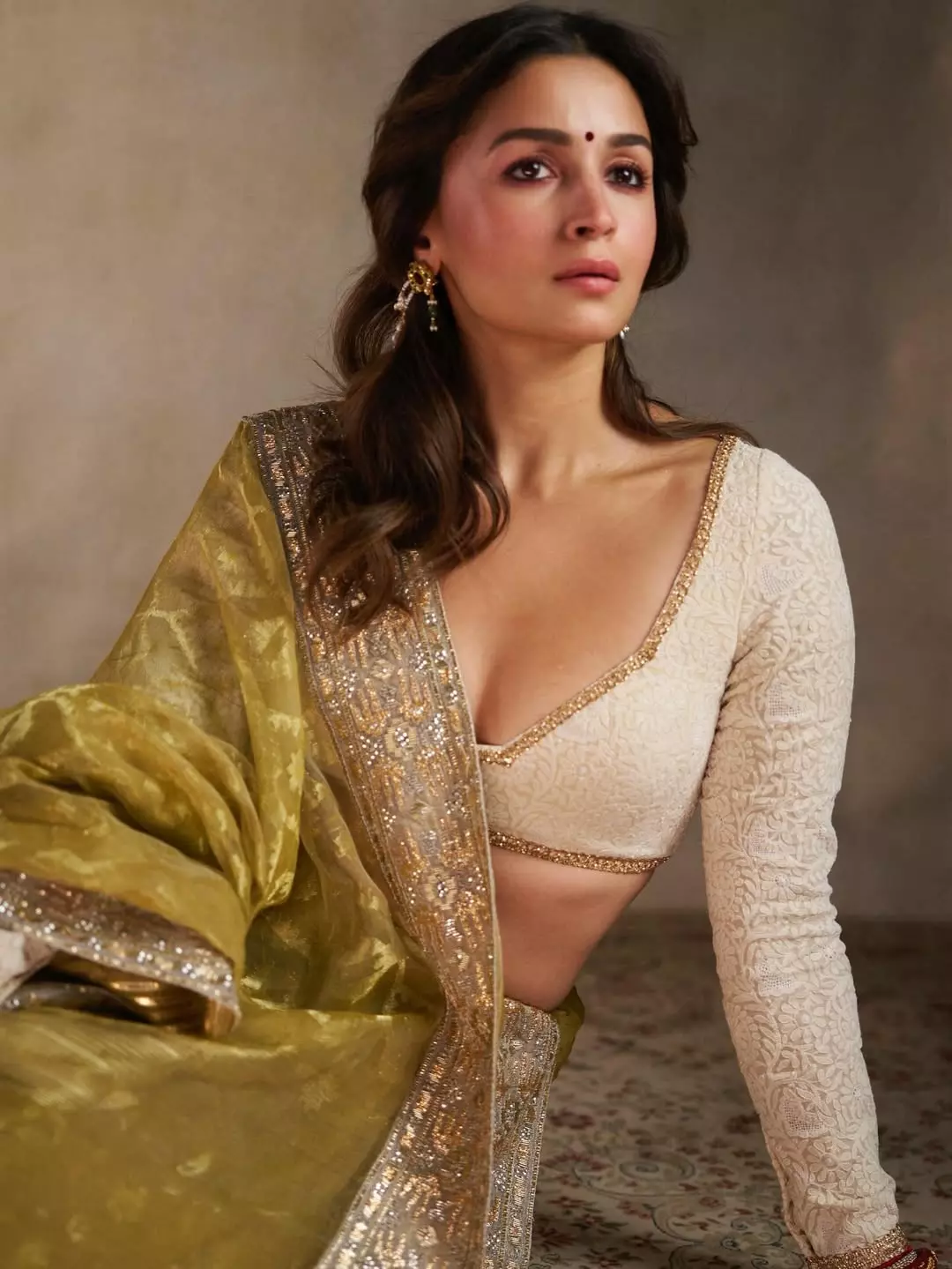 Alia Bhatt in Abu Jani Sandeep Khosla Dhakai Jamdani Alia Bhatt in Abu Jani Sandeep Khosla Dhakai Jamdani