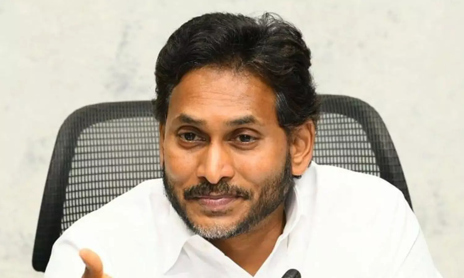 రెడ్ బుక్ వర్సెస్ డిజిటల్ బుక్: జగన్కు తలనొప్పులు ..! రెడ్ బుక్ వర్సెస్ డిజిటల్ బుక్: జగన్కు తలనొప్పులు ..!