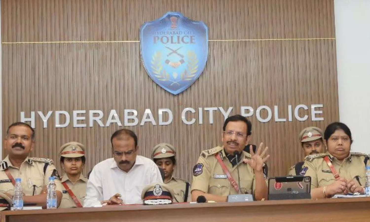 లైక్స్ కోసం కాదు.. లైఫ్స్ కోసం కంటెంట్ సృష్టించండి.. సీపీ సజ్జనార్ కీలక సూచన