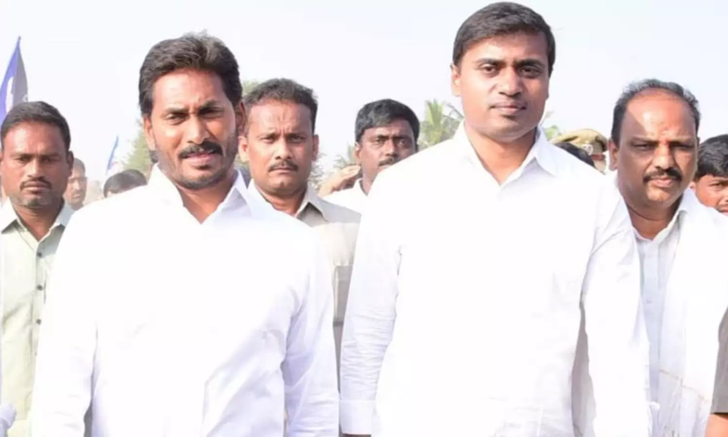 మిథున్ రెడ్డిదే భారం.. జగన్ తేల్చేశారు! మిథున్ రెడ్డిదే భారం.. జగన్ తేల్చేశారు!