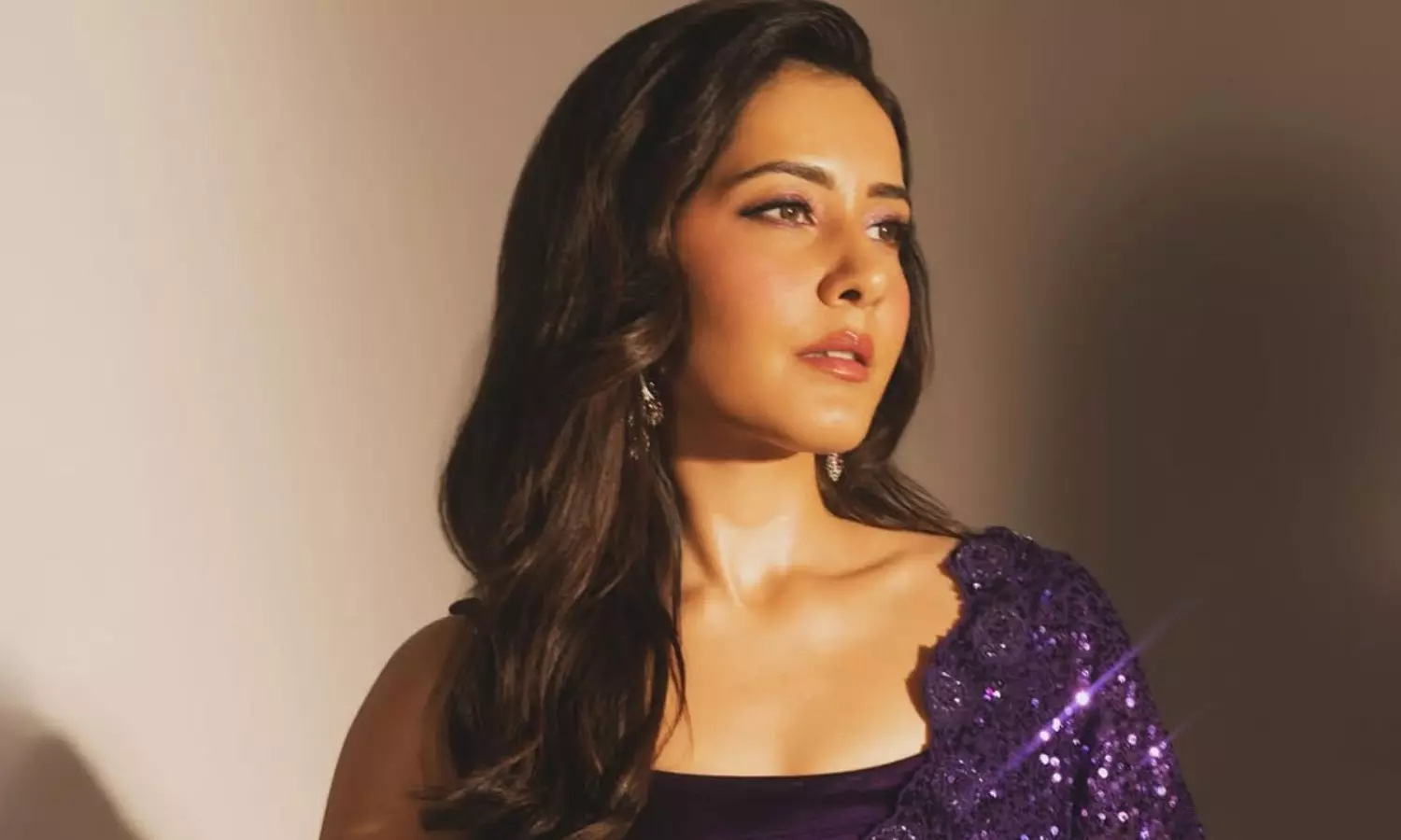 నడుము ఒంపులతో గిలిగింతలు పెడుతున్న రాశిఖన్నా!