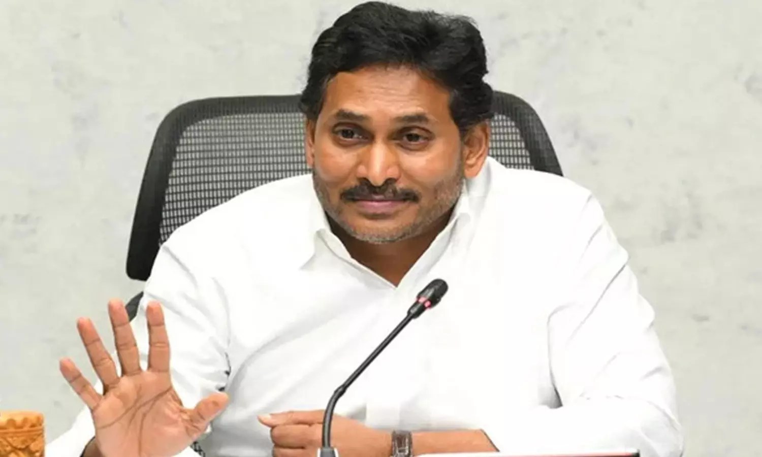 మాజీ సీఎం జగన్ కీలక నిర్ణయం.. ప్రభుత్వంతో తాడోపేడో తేల్చేసుకోవడమేనట.. మాజీ సీఎం జగన్ కీలక నిర్ణయం.. ప్రభుత్వంతో తాడోపేడో తేల్చేసుకోవడమేనట..