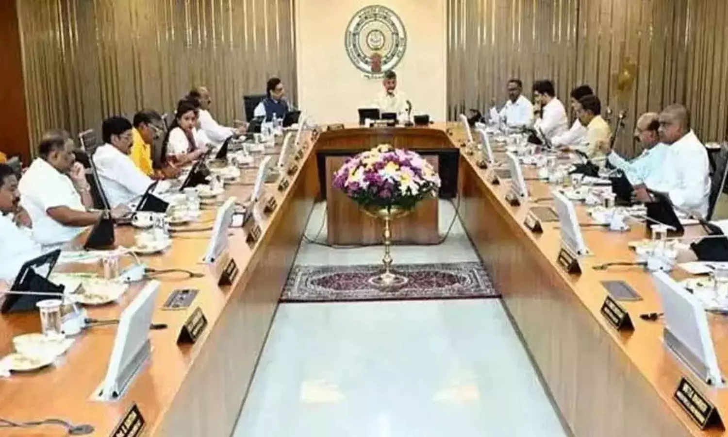 ఎమ్మెల్యేల గురించి కేబినెట్ లో బాబు...సీరియస్ గానే ! ఎమ్మెల్యేల గురించి కేబినెట్ లో బాబు...సీరియస్ గానే !