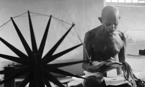 గాంధీజీపై సినిమాలు ప‌ట్టించుకోని ప్ర‌జ‌లు!