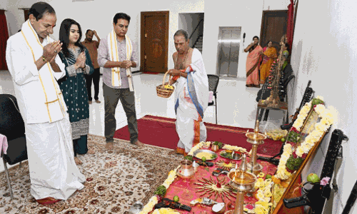 పూజలో కేసీఆర్ ఒక్కడే ఉన్నాడు..!