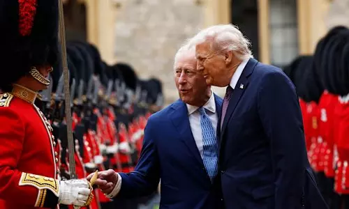 ట్రంప్‌ కన్ను కత్తిపై.. నిరాకరించిన ఉద్యోగిని ఏం చేశాడంటే?