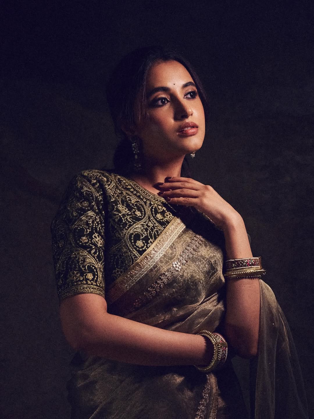 Priyanka Mohan Shares Festive Wishes in Dazzling Saree Priyanka Mohan Shares Festive Wishes in Dazzling Saree