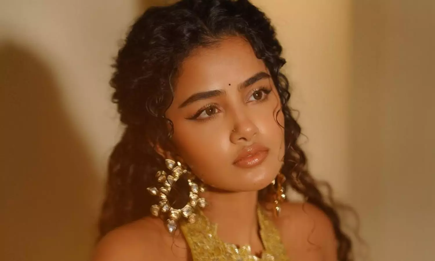 చూపులతోనే హృదయాలు దోచుకుంటున్న అనుపమ!