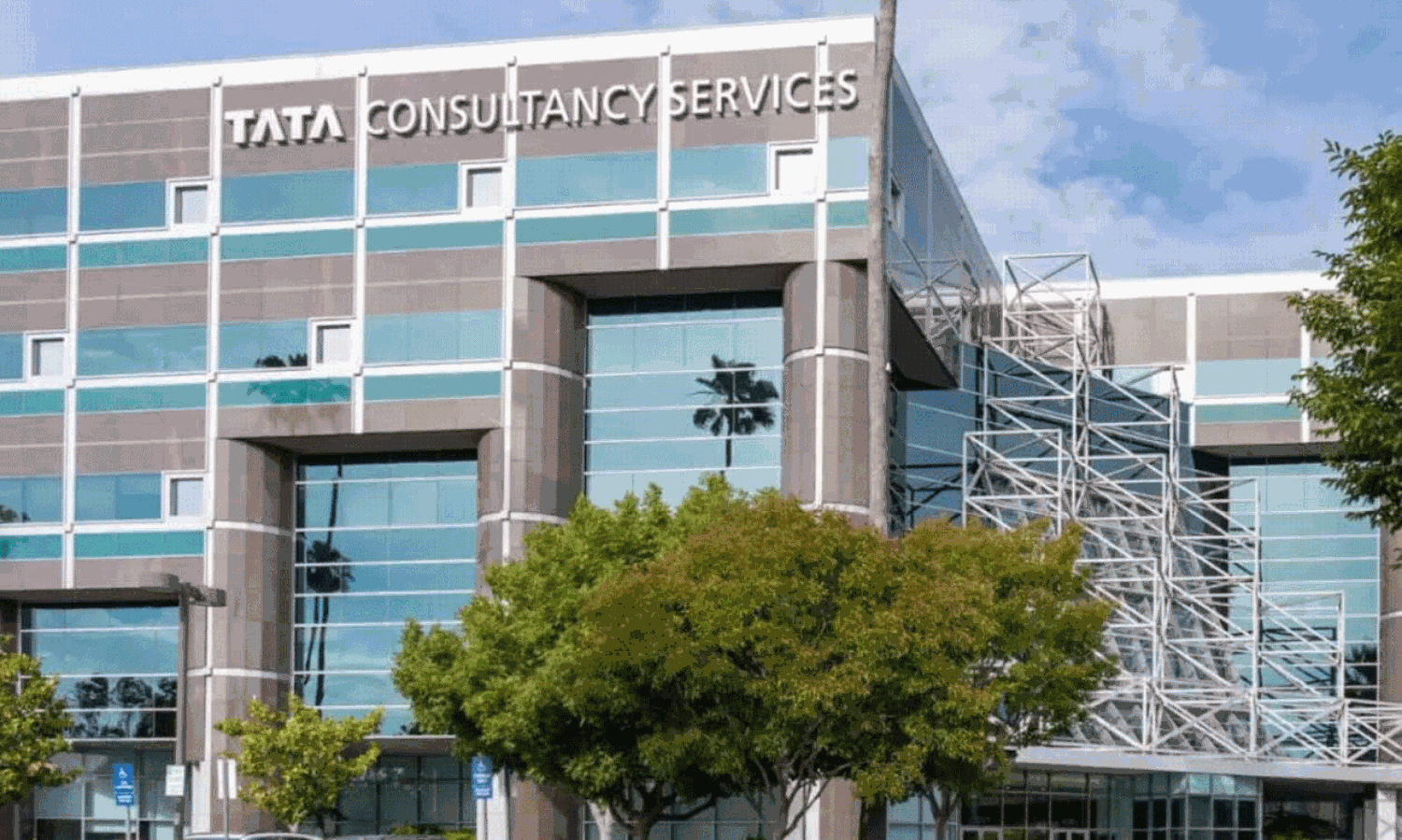 అమెరికన్లు ఉండగా.. విదేశీయులతో ఉద్యోగాల భర్తీనా? టీసీఎస్ కు సెనేటర్ల షాక్