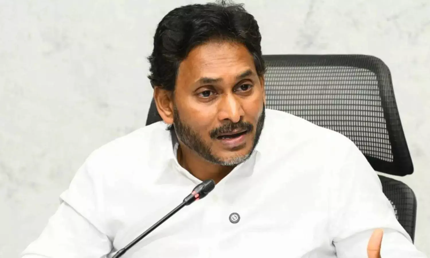 జగన్ ను బుక్ చేస్తున్న సోషల్ మీడియా.. సరైన వ్యూహం లోపిస్తోందా? జగన్ ను బుక్ చేస్తున్న సోషల్ మీడియా.. సరైన వ్యూహం లోపిస్తోందా?