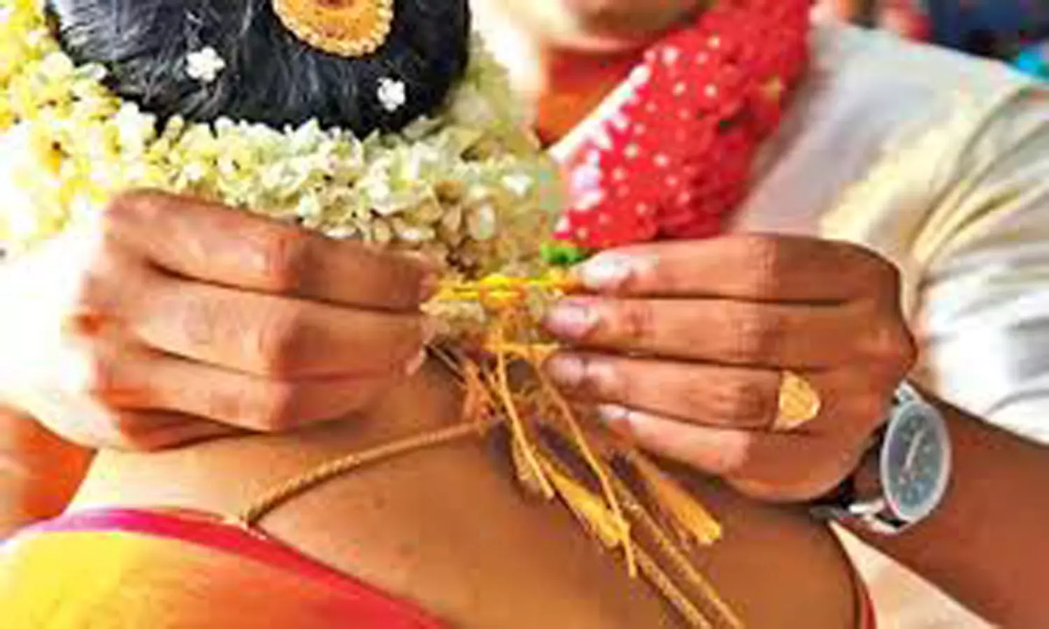 పెళ్లి  తంతు ఊళ్లో.. మంగళసూత్రం కట్టేది ఊరి బయట.. ఏమిటీ ఆచారం!