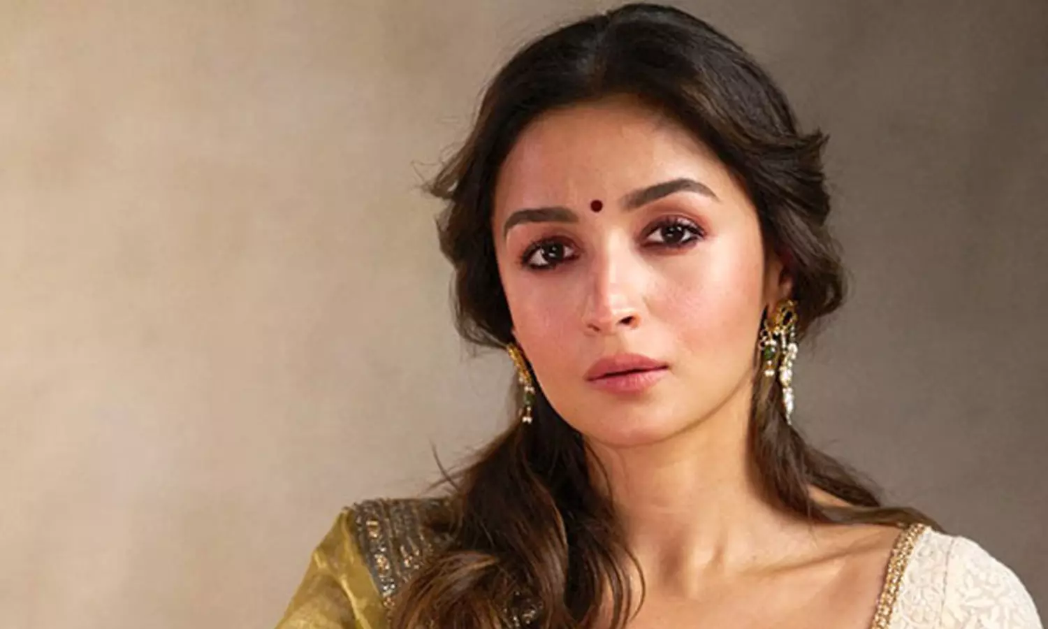 ఆట పేరుతో బుక్కయిపోయిన ఆలియా ఆట పేరుతో బుక్కయిపోయిన ఆలియా