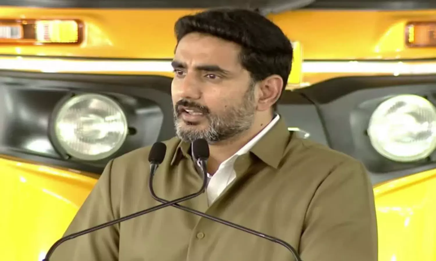 ఆటో వాలాల‌కు ఉన్న అవ‌గాహ‌న వారికి లేదు:  వైసీపీపై నారా లోకేష్ సెటైర్లు