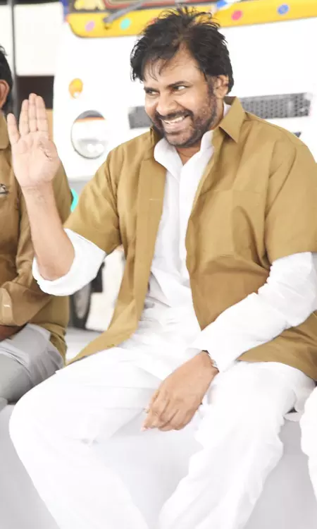 Pawan Kalyan Travels in Auto to Interact with Drivers in Vijayawada