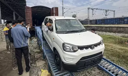 కొత్త చరిత్ర: కశ్మీర్ కు కార్లను ట్రైన్లలో డెలివరీ