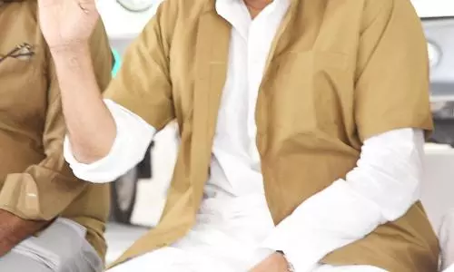 Pawan Kalyan Travels in Auto to Interact with Drivers in Vijayawada