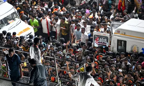 కరూర్ తొక్కిసలాట... విజయ్ పార్టీపై హైకోర్టు ఘాటు వ్యాఖ్యలు!