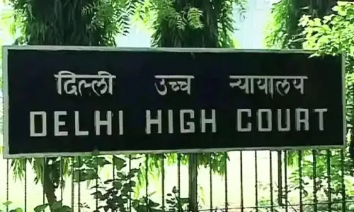 మేటర్ సీరియస్... లోదుస్తుల్లో సిగరెట్, మద్యం తాగుతూ కోర్టు విచారణకు..!