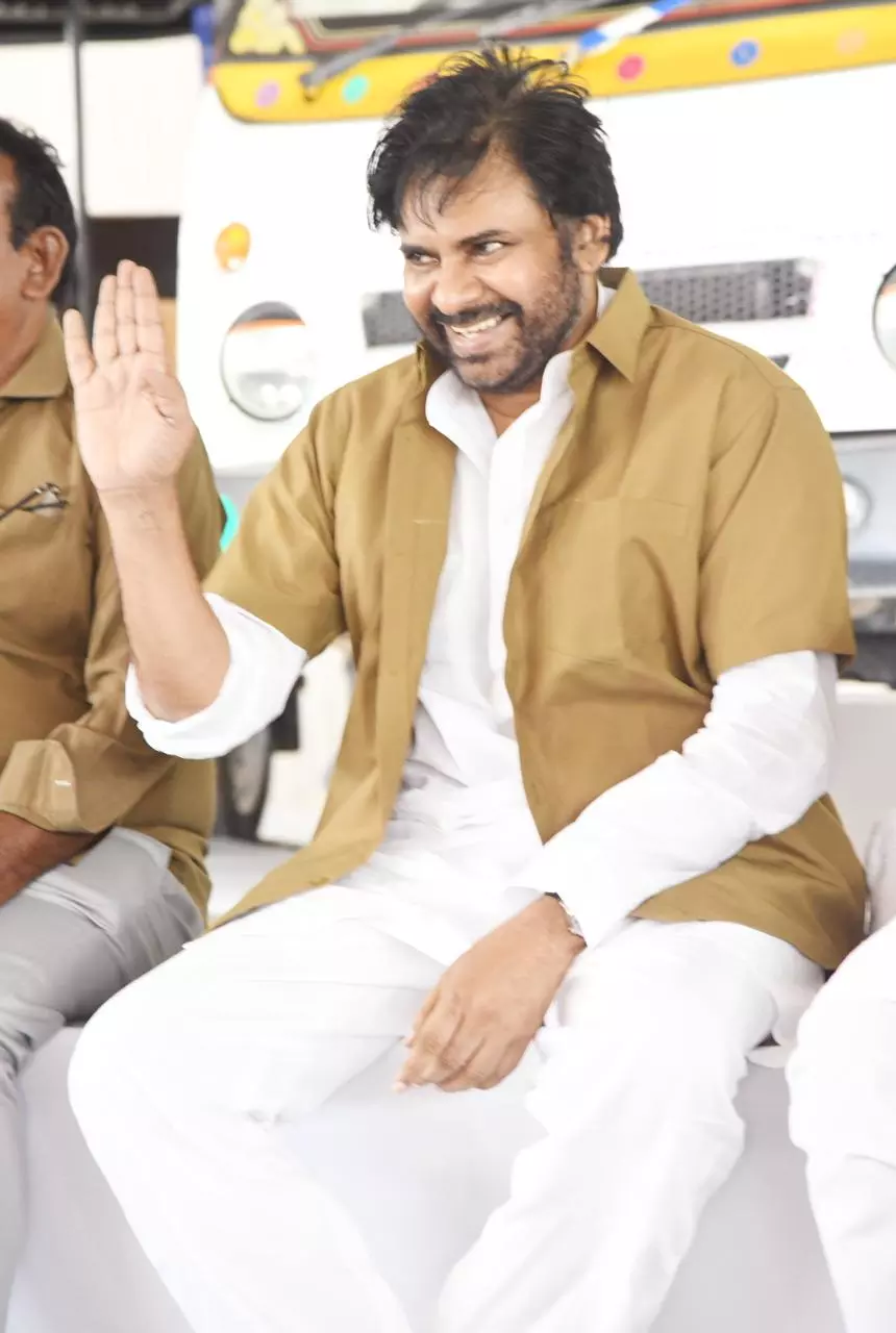 Pawan Kalyan Travels in Auto to Interact with Drivers in Vijayawada