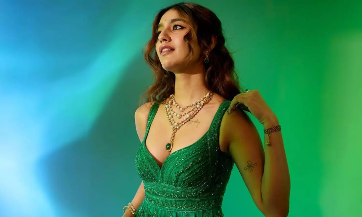 గ్లామర్ తో కట్టిపడేస్తున్న ప్రియా ప్రకాష్ వారియర్.. అందానికి దాసోహం!