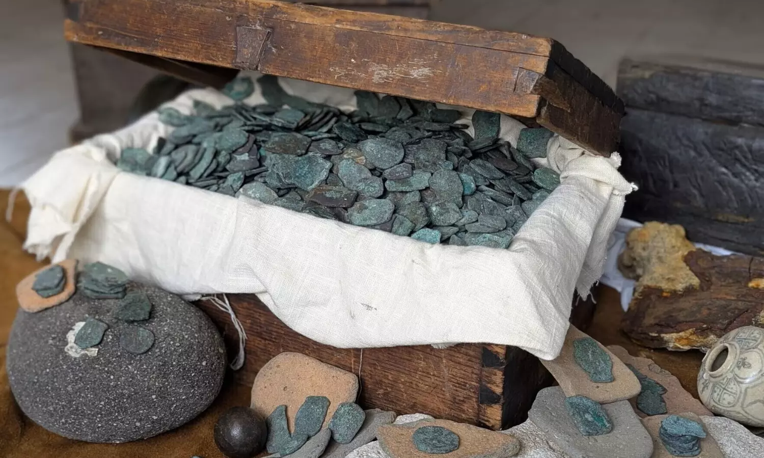 సముద్ర గర్భంలో చారిత్రక నిధి.. విలువ ఎంతో తెలుసా!